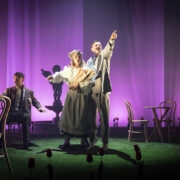 Noorsooteatri hõivatumad näitlejad Getter Meresmaa ja Risto Vaidla etenduses “Ninasarvik”, istub Mart Müürsepp.