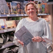 Triin Paes oma raamatuga oma kaupluses.