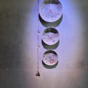 Kolm taldrikud pastoraadi seinal