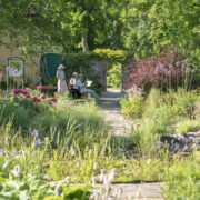 Imelises väikeaias on soppe ja nurki, kus saab rahulikult olla ja kõike seda, mida kooliaia aednikud tagasihoidlikul, sõbralikul ja just talle omasel moel juhendatud aias tehtud on.