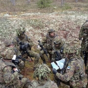 Skaudid ülesannet lahendamas.