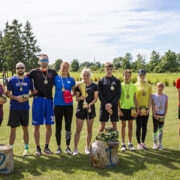 Keskel esikohavõitjad Karin Pisa ja Kevin Põtter Anne Golubi karikaga, pildilt puuduvad Kermo Põtter ja Liis Oolmets. Vasakul II koht Emmaste Vilistlased: Helen Pärn, Randel Mats, Allar Pere ja Tiina Koit. Paremal III koht Segased I: Oliver Tikerpuu, Angela Maivel, Sandra-Liis Rünt ja Jonatan Saarnak.