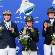 Amatööride meistrid takistussõidus (vasakult): hõbemedalist Jürgen Mark (RK Ruila Tall), kuld Merilin Palts (Audruranna RSK), pronks Maris Suuster (MTÜ Hiiumaa RSK)