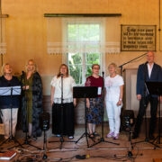 Ansambel Sela esinemas Hagaste palvelas.