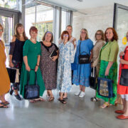 Nahkkäsitöö lõpetajad omavalmistatud nahast esemetega: Aet Vohu vasakult esimene, neljas Virge Valk.