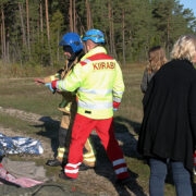 Päästja ja kiirabitöötaja on leidnud kannatanu, politseinik tegeleb segaduses inimestega.