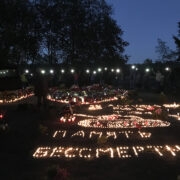 Teisaldatud tanki asukohal Narva jõe ääres kogunevad igal õhtul inimesed.