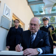 President Alar Karis koos abikaasaga Suurbritannia saatkonnas kaastundeavaldust kirjutamas.