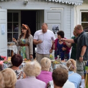 “Pärlipüüdjates” mängisid (vasakult) juubilar – Evi Sadul ja pärlipüüdjad: ajakirjanik Villu Raadik – Fred Kotkas, juuksur Barbi – Annika Kääramees, raamatupidaja Peeter Krumm – Sander Kopli, tema abikaasa – Ulvi Uusoja, restorani omanik, loomapidaja Siiri Põllu – Tiivi Lipp, tema abikaasa Toomas – Rait Üksik.