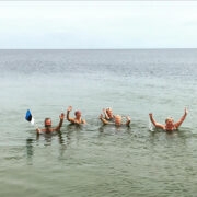 Reet soovitab minna ujuma koos sõbraga.