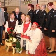 Hiiumaa aasta isa 2019 Taavi Teller koos pere, naiskodukaitsjate ja konkursi patrooni Mati Nursiga.